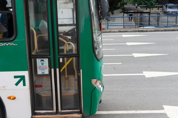 Salvador, Bahia, Brezilya - 11 Ağustos 2023: Salvador, Bahia kentinin ticari merkezinde Avenida Tancredo Neves 'in bir şeridinde seyahat eden bir otobüsün görüntüsü,