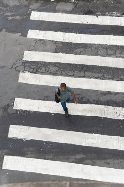 Salvador, Bahia, Brezilya - 11 Ağustos 2023: Salvador, Bahia 'da Avenida Tancredo Neves' in yanındaki caddeden karşıya geçen bir yayanın görüntüsü,