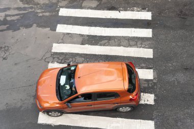 Salvador, Bahia, Brezilya - 11 Ağustos 2023: Salvador, Bahia 'da Avenida Tancredo Neves yakınlarındaki bir caddede karşıdan karşıya geçen bir arabanın görüntüsü,