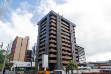 Salvador, Bahia, Brezilya - 11 Ağustos 2023 Avenida Tancredo Neves 'deki çok yüksek ticari bina. Bahia, Salvador şehri..