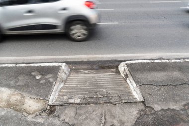 Salvador, Bahia, Brezilya - 11 Ağustos 2023: Tekerlekli sandalye kullanıcıları ve fiziksel engelliler için erişim rampası. Avenida Tancredo Neves Salvador, Bahia 'da.