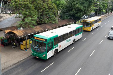 Salvador, Bahia, Brezilya - 11 Ağustos 2023: İnsanlar, Bahia 'nın Salvador kentindeki bir ticaret merkezi olan Avenida Tancredo Neves' deki otobüs durağında durdukları görüldü..