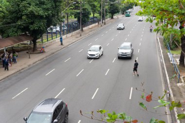 Salvador, Bahia, Brezilya - 11 Ağustos 2023 'te Bahia, Salvador' daki Avenida Tancredo Neves 'in yoğun şeritlerinden geçerken yaya hayatını tehlikeye atarken görüldü.,