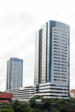 Salvador, Bahia, Brezilya - 11 Ağustos 2023: Salvador, Bahia 'daki Avenida Tancredo Neves' teki ticari binaların görüntüsü.