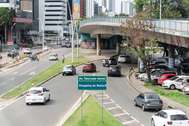 Salvador, Bahia, Brezilya - 11 Ağustos 2023: Avenida Tancredo Neves 'deki trafik hareketinin tepesinden görüntü. Bahia, Salvador şehri..