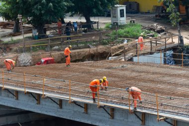 Salvador, Bahia, Brezilya - 11 Ağustos 2023: Salvador, Bahia 'daki Avenida Tancredo Neves' te çalışan çok sayıda işçinin bulunduğu bir inşaat alanının üst görüntüsü,