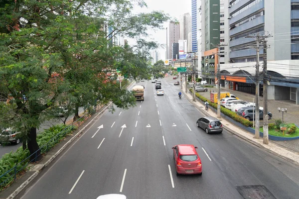 巴西巴伊亚州萨尔瓦多市 2023年8月11日 人们看到卡车司机乘坐萨尔瓦多市商业中心阿韦尼达 坦克雷多 内韦斯 Avenida Tancredo Neves — 图库照片