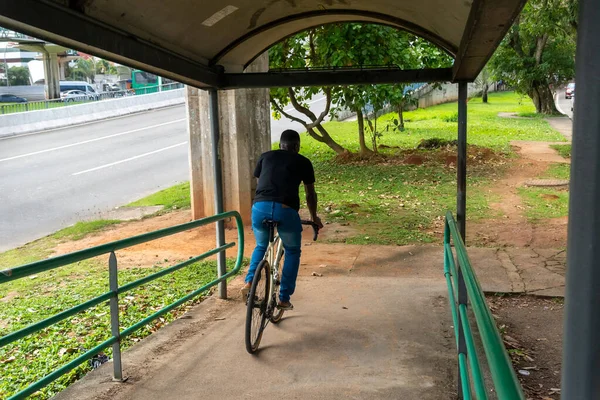 Сальвадор Баїя Бразилія Серпня 2023 Велосипедист Перетинає Пішохідну Доріжку Своїм — стокове фото