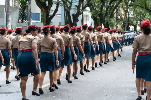 サルバドール バハイア ブラジル 2222年9月22日 サルバドール市におけるブラジルの独立を祝う間 バハイア軍警察の女性兵士パレード — ストック写真