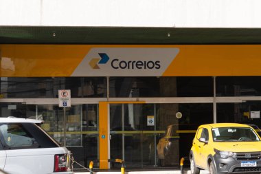 Salvador, Bahia, Brezilya - 11 Ağustos 2023: Postane Cephesi, Portekizce: Correios. Avenida 'da Tancredo Neves Salvador, Bahia' da.