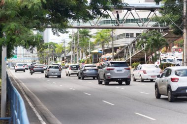 Salvador, Bahia, Brezilya - 11 Ağustos 2023: Salvador, Bahia kentinin ticari merkezinde Avenida Tancredo Neves 'de yoğun otobüs, araba ve motosiklet trafiğini görmek,