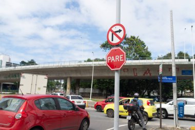 Salvador, Bahia, Brezilya - 11 Ağustos 2023: Sağdan girmenin yasak, sağdan girmenin yasak olduğunu söyleyen bir trafik levhası. Avenida Tancredo Neves, Salvador şehri, Bahia.