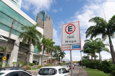 Salvador, Bahia, Brezilya - 11 Ağustos 2023: Taksi için sekiz yer olduğunu gösteren bir trafik işareti. Avenida Tancredo Neves, Salvador şehri, Bahia.