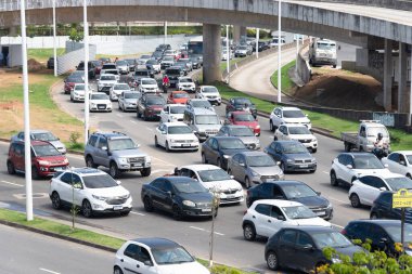 Salvador, Bahia, Brezilya - 11 Ağustos 2023: Salvador, Bahia 'daki Avenida Tancredo Neves' de Raul Seixas viyadük yakınlarında araba, otobüs ve motosiklet trafiği.