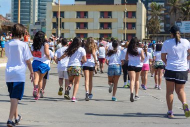 Salvador, Bahia, Brezilya - 23 Ağustos 2015: Yüzlerce insan Salvador, Brezilya 'daki renk maratonunun başında sırt sırta koşarken görüldü.