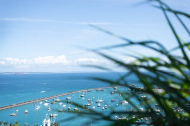 Salvador, Bahia, Brezilya - 02 Nisan 2023: Todos os Santos Körfezi 'nin tepesinden görüş. Brezilya 'nın Bahia eyaletindeki Salvador şehrinden kartpostal..