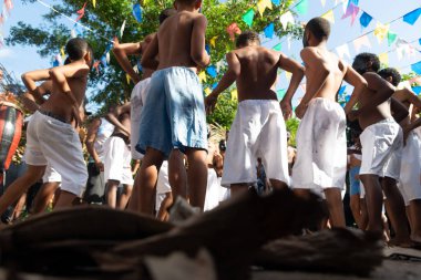 Santo Amaro, Bahia, Brezilya - 23 Temmuz 2023: Nego Fugido kültürel etkinliğinin üyeleri, Bahia 'nın Santo Amaro kentindeki Acupe sokaklarında gösteri yaparken görüldü..