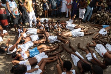Santo Amaro, Bahia, Brezilya - 23 Temmuz 2023: Geleneksel Nego Fugido kültürel etkinliğinin üyeleri Acupe, Santo Amaro, Bahia 'da düzenlenen bir gösteride sergilenirken görülüyor.