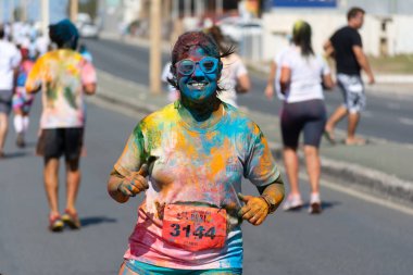 SALVADOR, BAHIA, BRAZIL - 23 AĞUSTOS 2015: Brezilya Salvador 'daki renk yarışında insanlar boyayla boyanırken görülüyor.