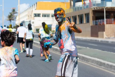 Salvador, Bahia, Brezilya - 23 Ağustos 2015: Salvador, Bahia 'da insanlar renk maratonu sırasında boyayla boyanırken görülüyor.