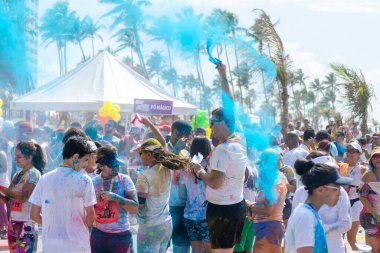 Salvador, Bahia, Brezilya - 23 Ağustos 2015: Salvador, Bahia 'daki renk maratonu sırasında düzinelerce sporcu resmedildi.