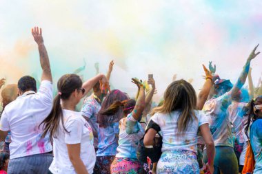 Salvador, Bahia, Brezilya - 23 Ağustos 2015: Salvador, Bahia 'daki renk maratonu sırasında düzinelerce insan oynuyor ve eğleniyor.