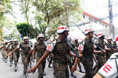 Salvador, Bahia, Brezilya - 07 Eylül 2022: Brezilya 'nın Salvador kentindeki bağımsızlık yürüyüşü sırasında ordu askerleri görüldü.