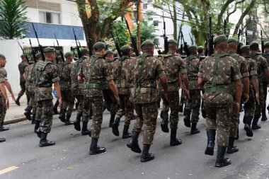 Salvador, Bahia, Brezilya - 07 Eylül 2022: Brezilya 'nın Salvador kentindeki bağımsızlık yürüyüşü sırasında ordu askerleri görüldü.