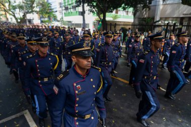 Salvador, Bahia, Brezilya - 07 Eylül 2022: Brezilya 'nın Salvador kentinde düzenlenen bağımsızlık kutlamaları sırasında Bahia Askeri Polis Teşkilatı öğrencileri.