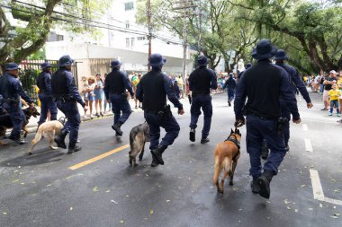 Salvador, Bahia, Brezilya - 07 Eylül 2022: Brezilya 'nın Salvador kentinde düzenlenen bağımsızlık gününde belediye muhafızları köpeklerle geçit töreni yaparken görüldü.