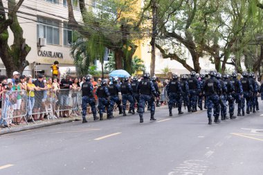 Salvador, Bahia, Brezilya - 07 Eylül 2022: Brezilya 'nın Salvador kentinde düzenlenen bağımsızlık gününde belediye muhafızlarının özel taburundan askerler yürüyüş yaparken görüldü.
