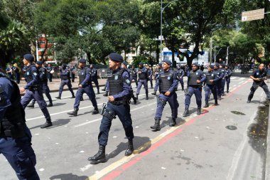 Salvador, Bahia, Brezilya - 07 Eylül 2022: Brezilya 'nın Salvador kentinde düzenlenen bağımsızlık gününde belediye muhafızlarının özel taburundan askerler yürüyüş yaparken görüldü.