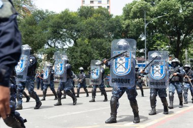 Salvador, Bahia, Brezilya - 07 Eylül 2022: Brezilya 'nın Salvador kentinde düzenlenen bağımsızlık gününde belediye muhafızlarının çevik kuvvet askerleri yürüyüş yaparken görüldü.