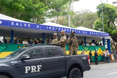 Salvador, Bahia, Brezilya - 07 Eylül 2022: Brezilya 'nın Salvador kentinde düzenlenen bağımsızlık gününde federal karayolu polisi yürüyüşü.