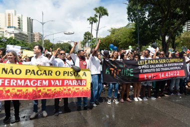 Salvador, Bahia, Brezilya - 07 Eylül 2022: Brezilya 'nın Bahia kentinde düzenlenen bağımsızlık yürüyüşü sırasında hemşireler protesto gösterisi.