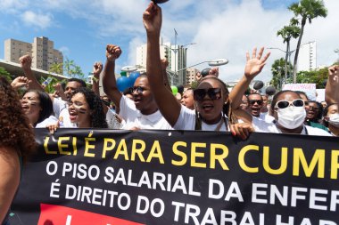 Salvador, Bahia, Brezilya - 07 Eylül 2022: Brezilya 'nın Salvador, Bahia kentindeki askeri geçit töreninde hemşireler protesto ederken görülüyor.