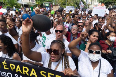 Salvador, Bahia, Brezilya - 07 Eylül 2022: Brezilya 'nın Salvador, Bahia kentindeki askeri geçit töreninde hemşireler protesto ederken görülüyor.