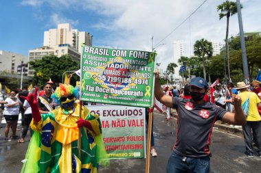 Salvador, Bahia, Brezilya - 07 Eylül 2022: Salvador 'da Brezilya' nın bağımsızlığı için düzenlenen askeri geçit sırasında hemşire profesyoneller posterleri ve bayraklarla protesto ederken görülüyor.