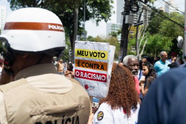Salvador, Bahia, Brezilya - 07 Eylül 2022: Bahia Askeri Polisi, Brezilya 'nın Salvador kentindeki bağımsızlık yürüyüşü sırasında protesto eden hemşire profesyonellerine eşlik ediyor.