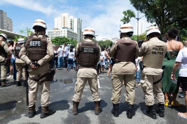 Salvador, Bahia, Brezilya - 07 Eylül 2022: Brezilya 'nın Salvador kentindeki bağımsızlık yürüyüşü sırasında protesto eden hemşirelere askeri polis eşlik ederken görüldü.