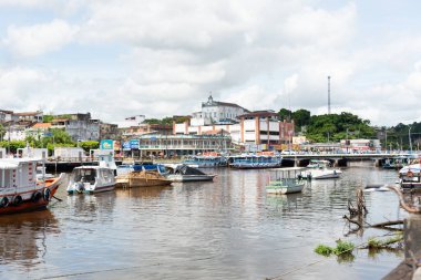 Valenca, Bahia, Brezilya - 10 Ocak 2023: Brezilya 'nın Bahia eyaletinin Valenca kentindeki Una Nehri' nin manzarası. gezinilebilir nehir.