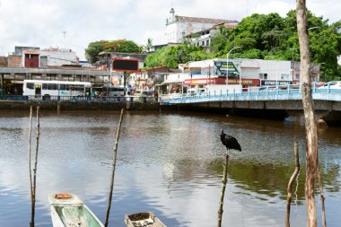 Valenca, Bahia, Brezilya - 10 Ocak 2023: Ticari binalar ve Una nehri ile Matriz Kilisesi manzarası. Brezilya 'nın Bahia eyaletindeki Valenca turistik kenti.