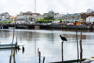 Valenca, Bahia, Brezilya - 10 Ocak 2023: Una nehrinin panoramik manzarası ve Valenca kentinin ticari binaları. Bahia Brezilya.