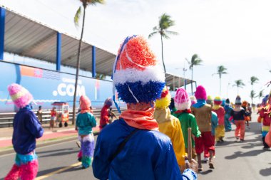 Salvador, Bahia, Brezilya - 11 Şubat 2023: Zambiapunga kültür grubu Fuzue 'de geçit töreni, Salvador, Bahia, Brezilya' da karnaval öncesi.