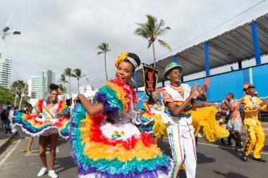 Salvador, Bahia, Brezilya - 11 Şubat 2023: Forro 'nun kültür grubu Fuzue' de karakter yürüyüşü, Salvador, Bahia, Brezilya 'da karnaval öncesi.