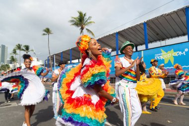Salvador, Bahia, Brezilya - 11 Şubat 2023: Forro 'nun kültür grubu Fuzue' de karakter yürüyüşü, Salvador, Bahia, Brezilya 'da karnaval öncesi.