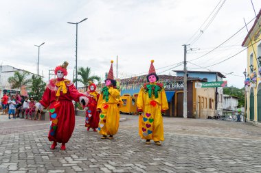 Maragogipe, Bahia, Brezilya - 20 Şubat 2023: Maragogipe, Bahia kentindeki karnaval sırasında kostüm giymiş bir grup insanın yürüdüğü görülüyor.