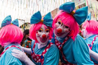 Maragogipe, Bahia, Brezilya - 20 Şubat 2023: Maragogipe kentindeki Karnaval sırasında kostümlü insanlar oynuyor. Bahia Brezilya.
