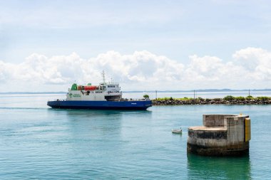 Vera Cruz, Bahia, Brezilya - 11 Nisan 2023: Feribot Vera Cruz, Bahia 'daki Itaparica adasındaki limana vardı..