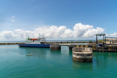 Vera Cruz, Bahia, Brezilya - 11 Nisan 2023: Feribot Vera Cruz, Bahia 'daki Itaparica adasındaki limana vardı..